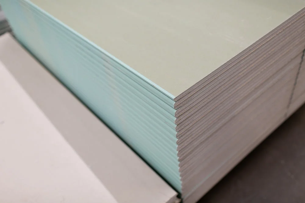 Drywall: o que é e como usar? 3 pallet with drywall sheets plasterboard building warehouse store 2