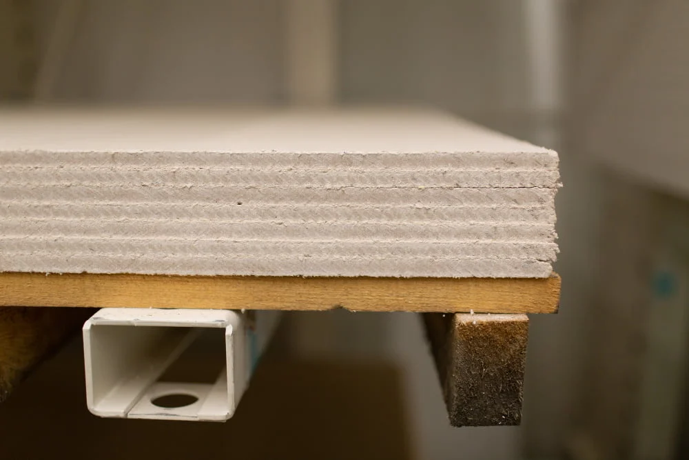 Drywall: o que é e como usar? 4 pallet with drywall sheets plasterboard building warehouse store 3